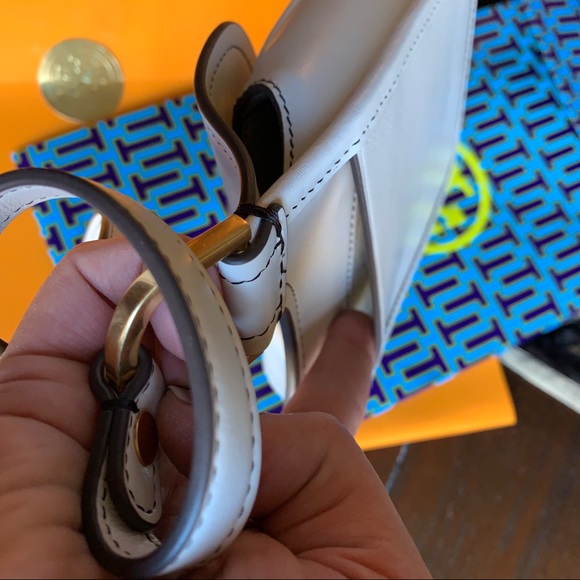 ⛔️SOLD⛔️Authentic Tory burch Leather phone/Card - Picture 5 of 8